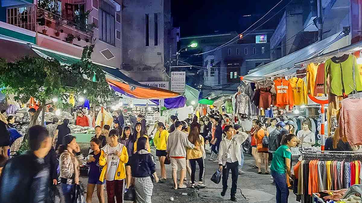Chợ đêm Đà Nẵng bán quần áo