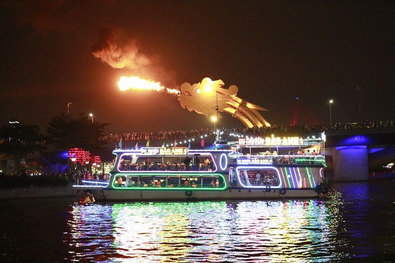  Du thuyền sông Hàn xem cầu Rồng phun lửa